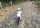 Na wycieczce rowerowej z tatą i z bratem w podmiejskim lesie
