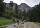W drodze do wodospadu towarzyszy nam widok na Giewont - Tatry z dziećmi
