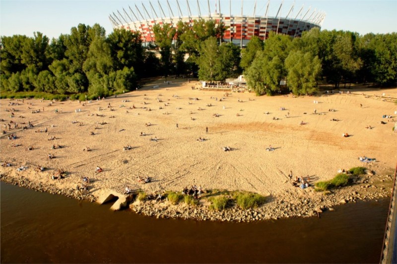 Plaża nad Wisłą i Stadion Narodowy w Warszawie.