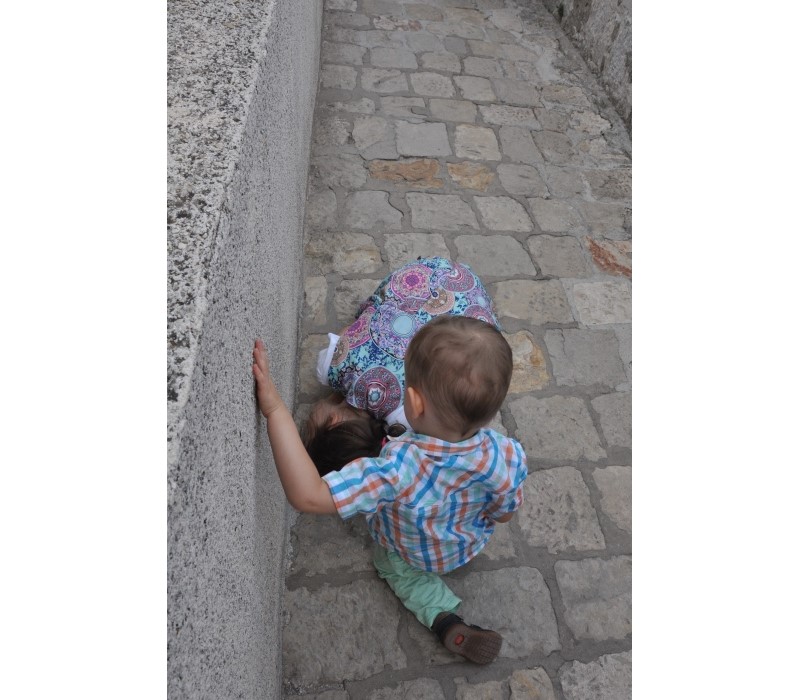 Dzieci mają swój świat - najciekawsze na murach były dziury :)