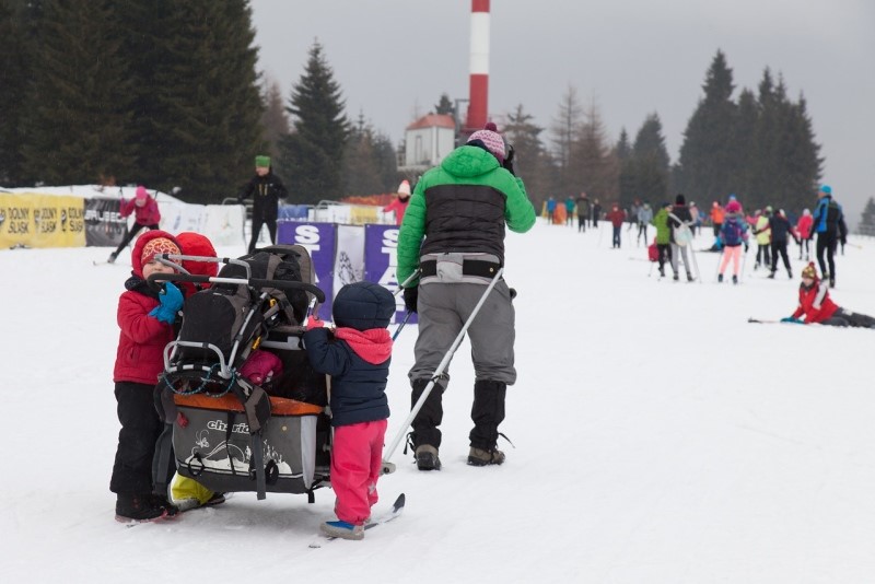 Transport dzieciaków w przyczepce narciarskiej :)
