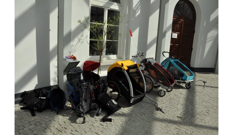 Przyczepki rowerowe dla dzieci - od lewej - Burley Bee, Thule Chariot CX 1 oraz Croozer Kid 1