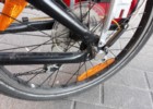 Widoczny magnes pozwalający na sprawne przenoszenie roweru bez obawy o jego rozłożenie w trakcie