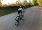 Radość z jazdy na dziecięcym rowerze szosowym Frog Road 67 w kolorze Team Sky Black