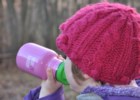 Butelka Sippy Kid Kanteen podczas jesiennego spaceru pieszo-rowerowego