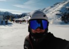 Kask narciarski na nartach zwiększa bezpieczeństwo