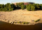 Plaża nad Wisłą i Stadion Narodowy w Warszawie.