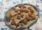 Ozdoby pierniczkowe wykonane przez dzieci to rozwiązanie w duchu zero waste – wystarczy szary sznurek lub bawełniana ozdobna wstążeczka przełożona przez dziurkę, by zawiesić je na choince 