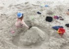 Zabawy w piasku na plaży to zawsze atrakcja dla dzieci