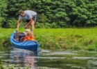 Wodowania kajaków po jednym z przystanków na trasie spływu kajakowego po Rospudzie z dziećmi