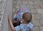 Dzieci mają swój świat - najciekawsze na murach były dziury :)