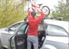 Przy niewysokim samochodzie montaż rowerów na dachu nie powinien stanowić większego wyzwania.