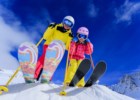 Modny, bezpieczny, funkcjonalny: podpowiadamy na co zwrócić uwagę wybierając kask narciarski