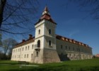 Widok na zamek w Tarnowicach Starych - wokół piękny, zielony teren