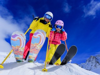 Modny, bezpieczny, funkcjonalny: podpowiadamy na co zwrócić uwagę wybierając kask narciarski