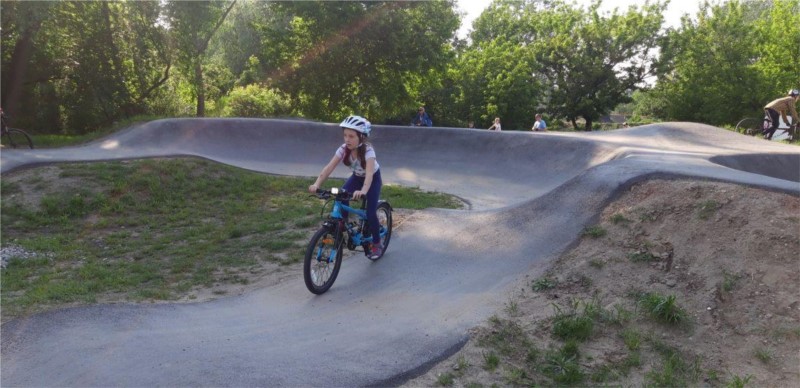 Kask dobrze chroni przed upadkami, które zdarzają się na torze rowerowym