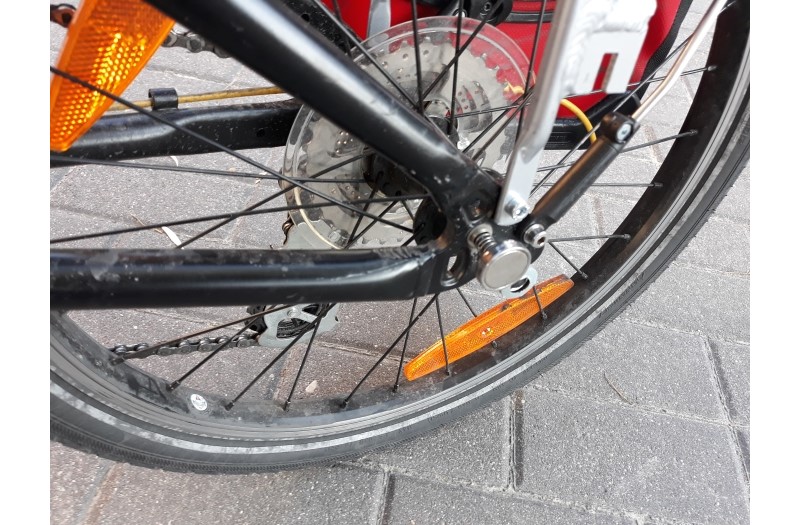 Widoczny magnes pozwalający na sprawne przenoszenie roweru bez obawy o jego rozłożenie w trakcie
