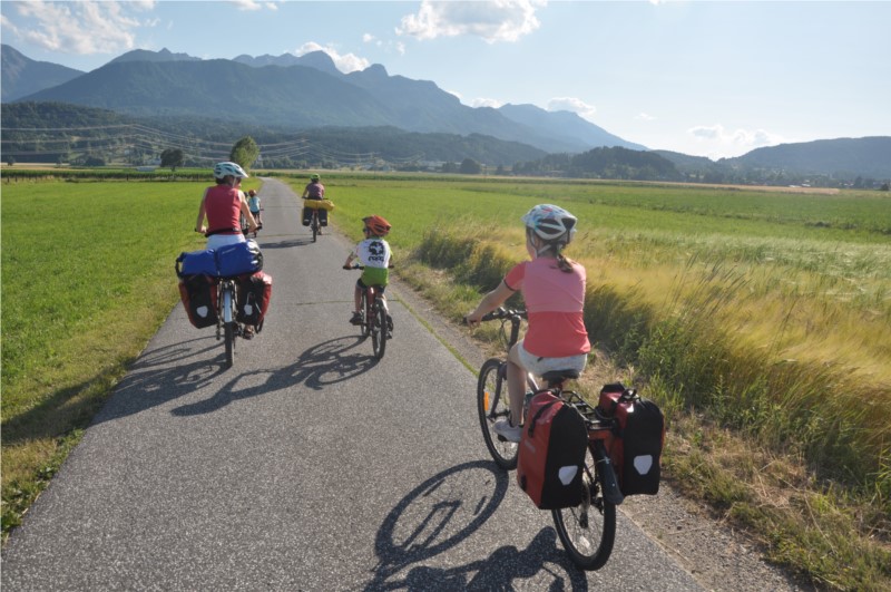 Frog 62 na trasie rowerowe Drauradweg w Austrii - bagażnik Racktime i sakwy Ortlieb.