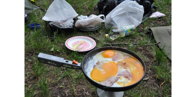 Patelnia GSI Outdoors poradzi sobie nawet z jajecznicą na boczku:)