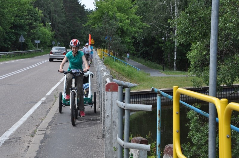 Polskie szlaki rowerowe miewają wąskie gardła, tutaj udało się jednak przejechać.