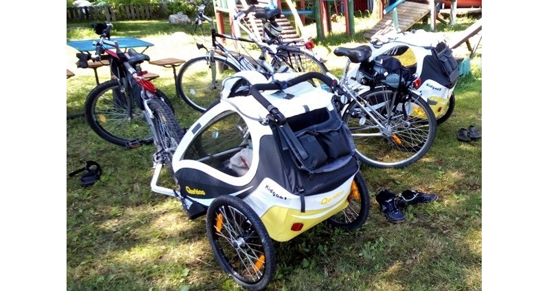 Qeridoo KidGoo 1 podczas wycieczki rowerowej z dziećmi