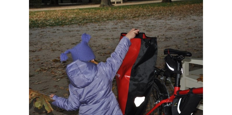 Sakwy to świetny schowek na kasztany podczas jesiennej wycieczki rowerowej