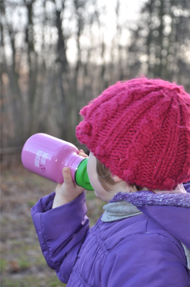 Butelka Sippy Kid Kanteen podczas jesiennego spaceru pieszo-rowerowego