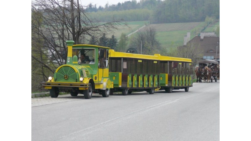 Ciuchcia, którą można wjechać na Święty Krzyż