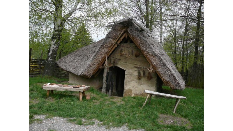 Jedna z chat w Centrum Kulturowo-Archeologicznym w Nowej Słupi