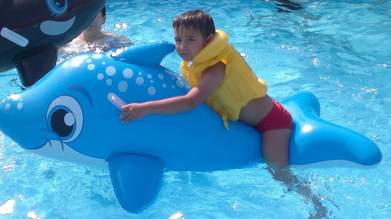 Marcel na basenie - miejsca przyjazne dzieciom