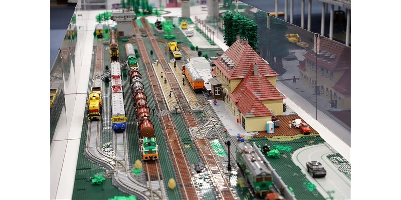 Kolejowy świat z klocków Lego w Stacji Muzeum w Warszawie