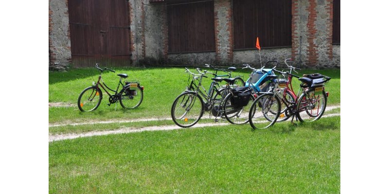 Sakwy zamontowane na rowerach z wypożyczalni - wycieczka rowerowa na Roztoczu