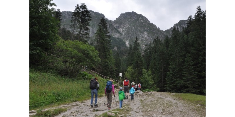 W drodze do wodospadu towarzyszy nam widok na Giewont - Tatry z dziećmi