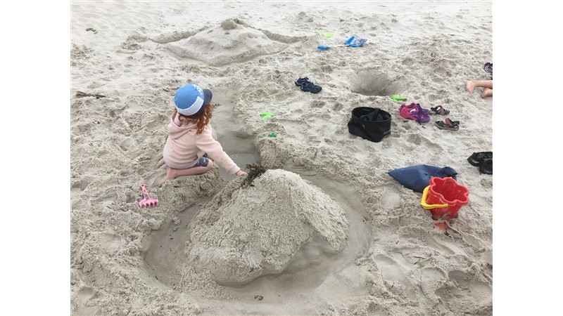 Zabawy w piasku na plaży to zawsze atrakcja dla dzieci