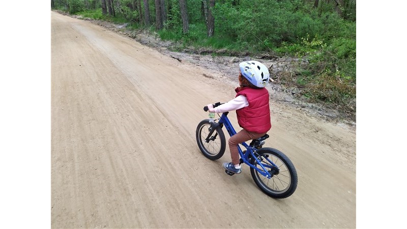 4 letnia Natalia na Kubikes 16S podczas wycieczki szlakiem rowerowym R10 wzdłuż Morza Bałtyckiego