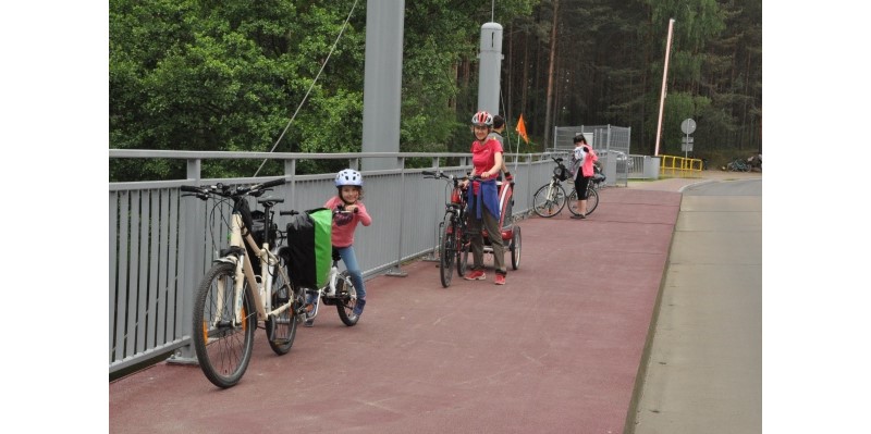 Na moście w Swornechgaciach. Wspomaganie holem było niezbędne - to pierwsza tak długa (ok. 27 km) wycieczka naszej córki.