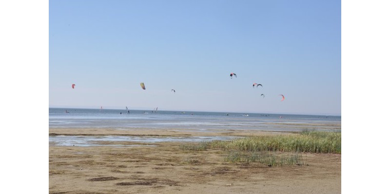 Kitesurfing nad polskim morzem w okolicach Półwyspu Helskiego