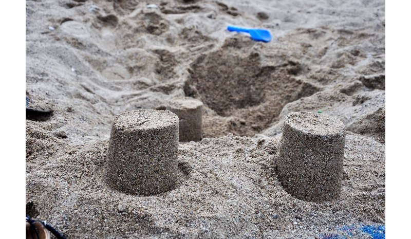 Na plaży w Buljaricy udawało się nawet zrobić, ku ogromnej radości dzieciaków, babki piaskowe