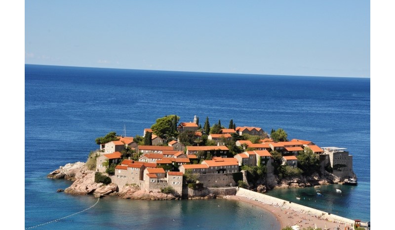 Widok na dawną wioskę rybacką Sveti Stefan w Czarnogórze