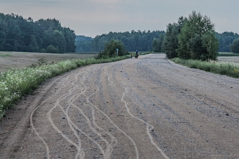 Witamy szerokie szutrowe trakty.