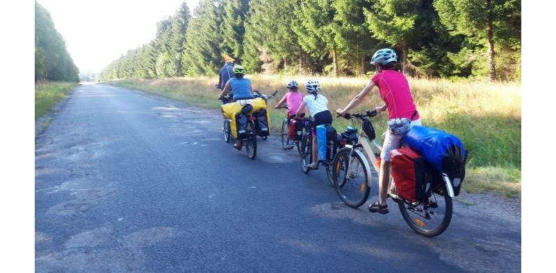 Spora ekipa, każdy z sakwami rowerowymi :)