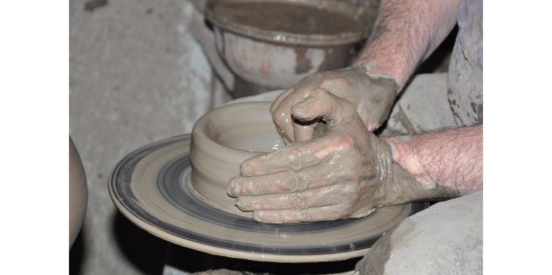 Formowanie glinianych dzbanów w Muzeum Ceramiki Kaszubskiej Neclów