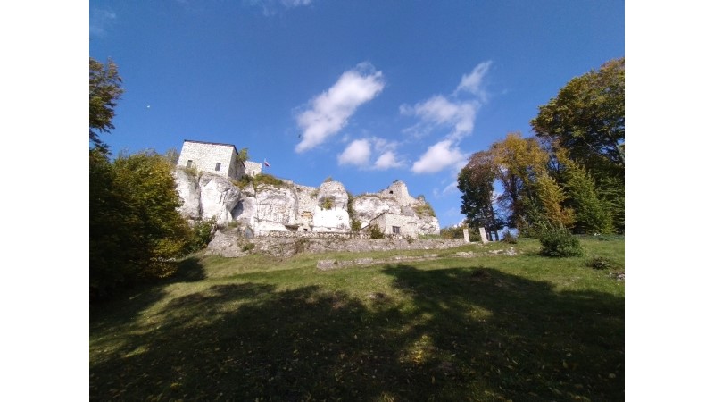 Ruiny zamku Bąkowiec znajdują się zaledwie 3 kilometry od Podlesic
