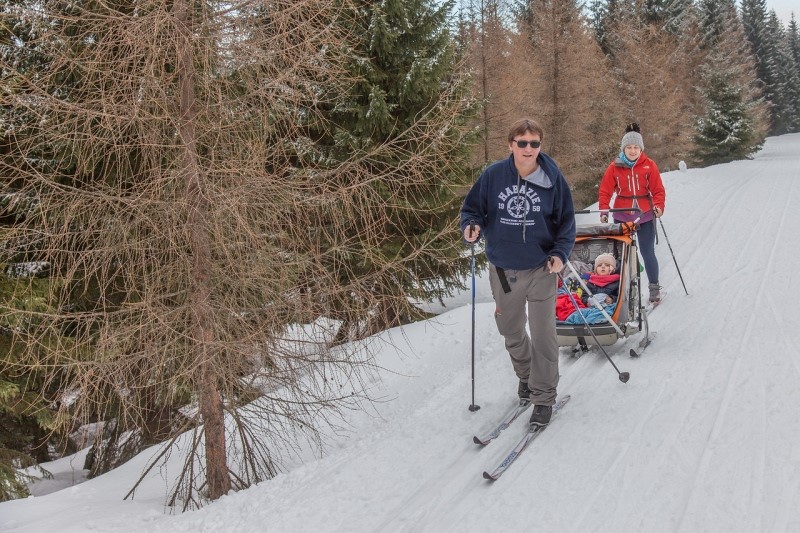 Zestawy narciarskie umożliwiają zimową aktywność całej rodzinie