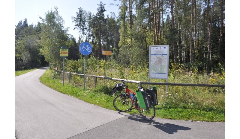 Początek wycieczki, wjeżdżamy na piękną asfaltową drogę dla rowerów w Nowym Targu.