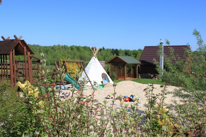 Plac zabaw i tipi - wypoczynek z dzieckiem w Górach Świętokrzyskich