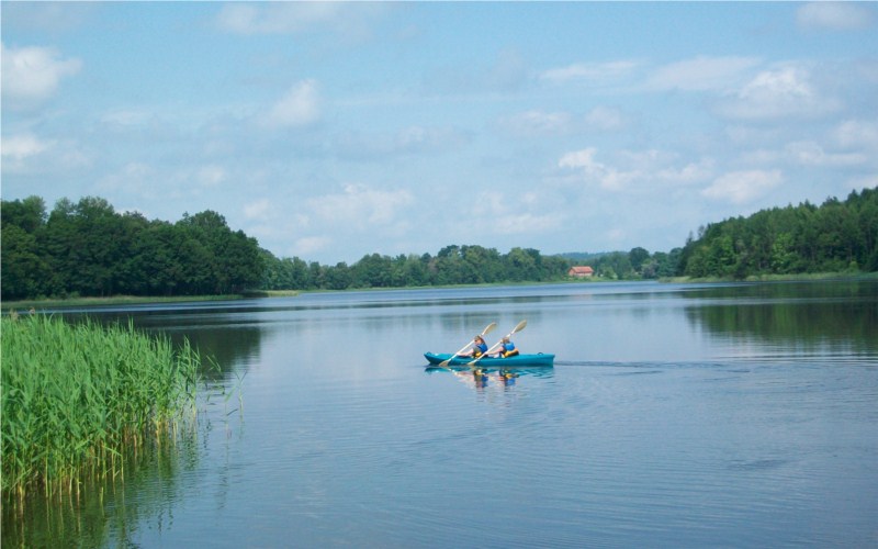Aktywny wypoczynek z dziećmi nad jeziorem w Folwarku Łękuk