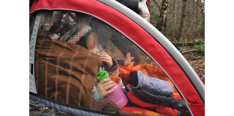 Butelka Sippy Kid Kanteen w użyciu podczas zimowej wycieczki w Górach Świętokrzyskich
