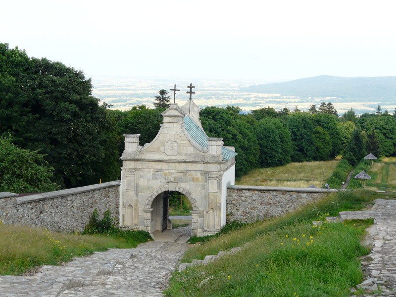 Widok na Drogę Królewską i wejście na teren klasztoru